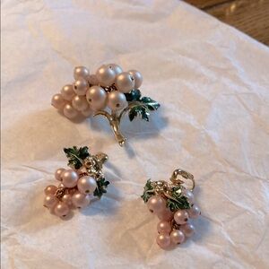 Coro Pegasus chianti costume jewelry clip on earrings and brooch. Vintage 1950s